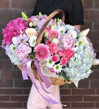 Цветочная композиция из Розы, Хризантемы, Пионы и Лизиантусы в корзине #REPLACE_PRED# Байкалово
