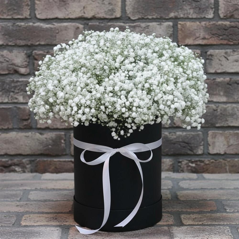 Цветочная композиция из Гипсофила в шляпной коробке в Байкалово