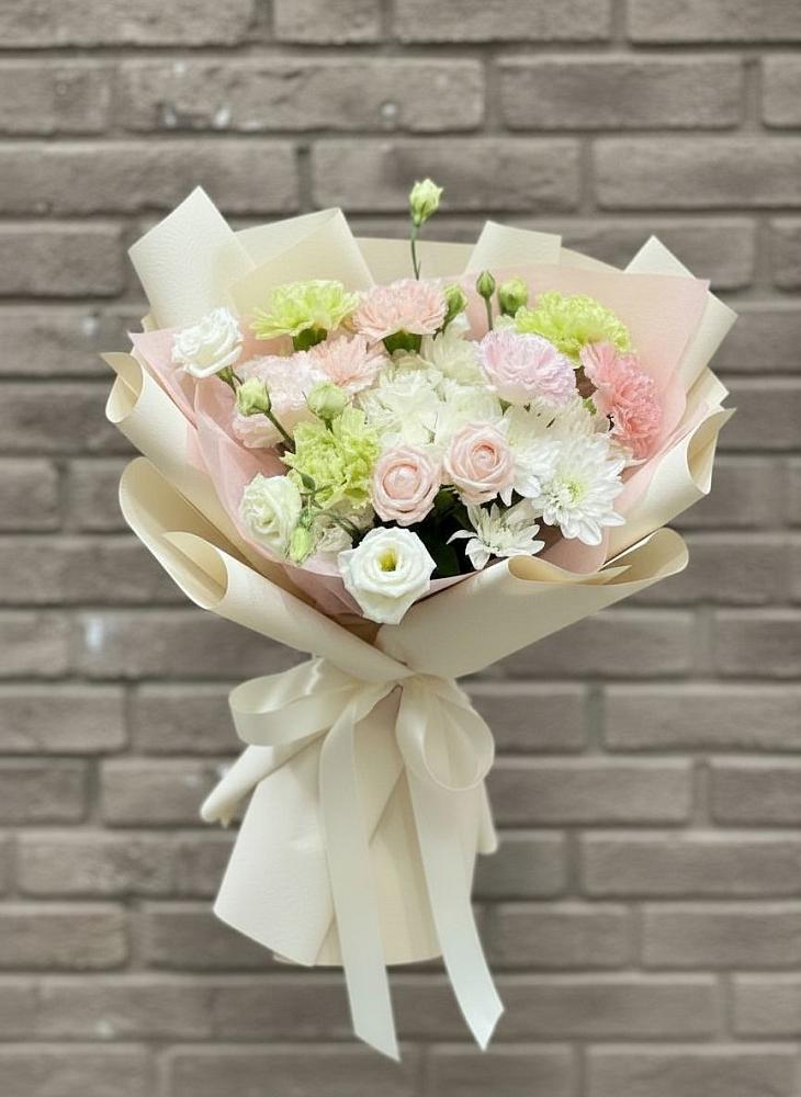 Букет цветов из: Гвоздики, Розы, Лизиантусы и Хризантемы в Байкалово