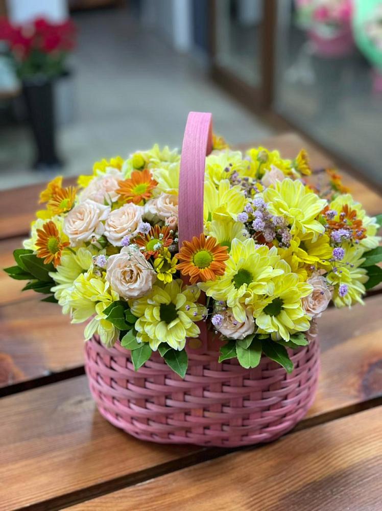 Цветочная композиция из Хризантемы и Розы в корзине в Байкалово