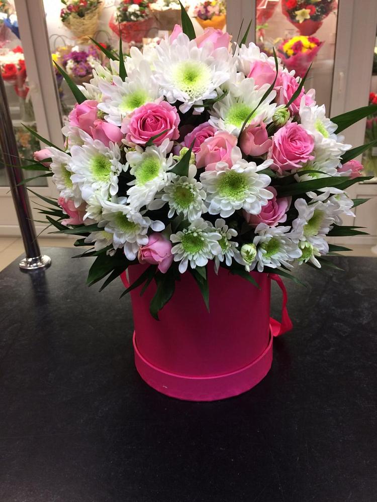 Цветочная композиция из Розы и Хризантемы в шляпной коробке в Байкалово