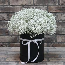 Цветочная композиция из Гипсофила в шляпной коробке в Байкалово