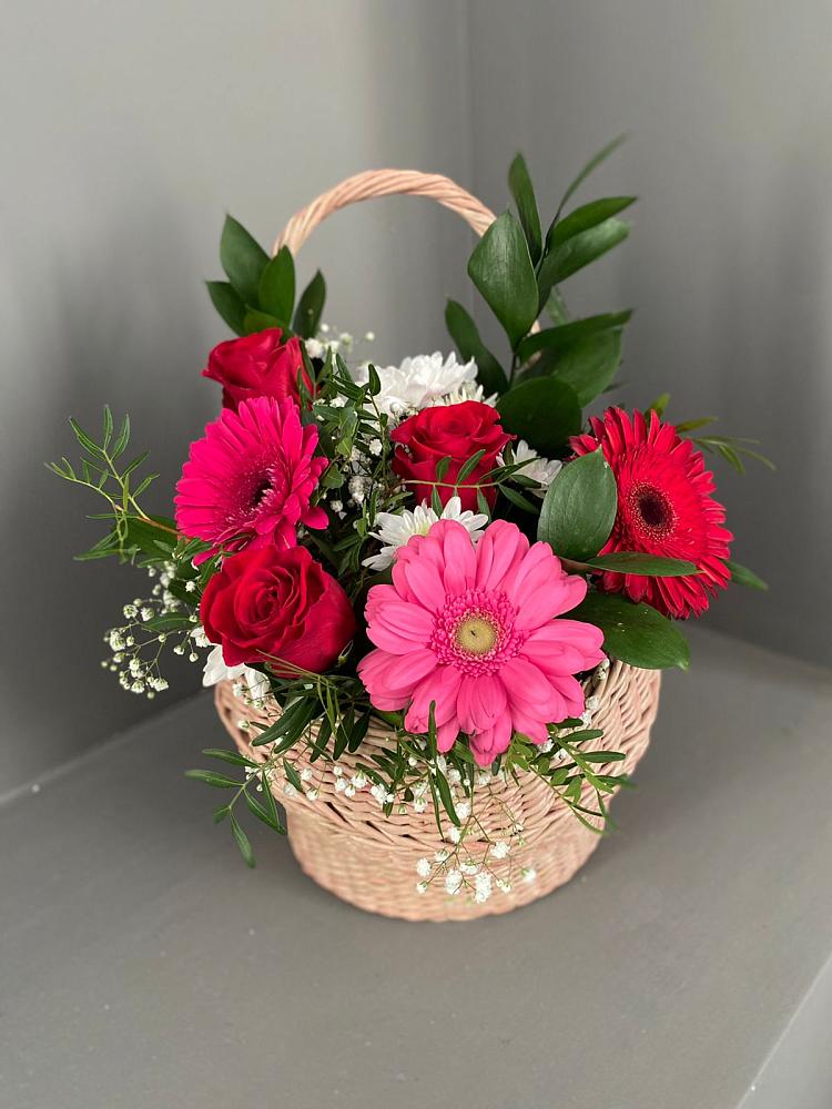 Цветочная композиция из Розы, Хризантемы и Герберы в корзине в Байкалово