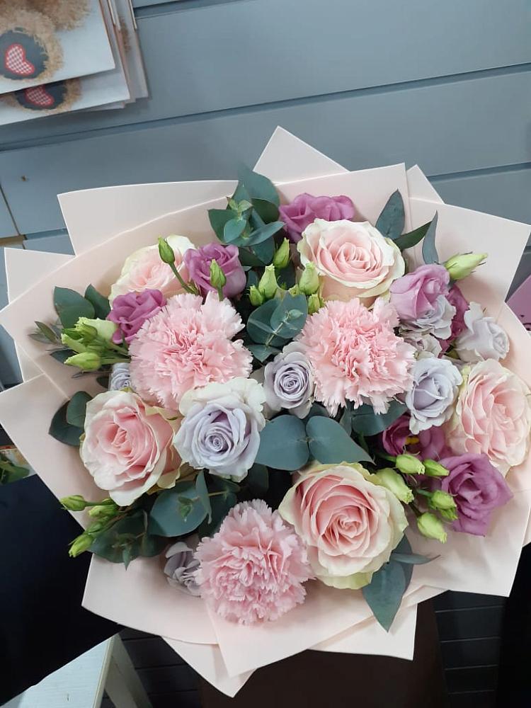 Букет цветов из: Розы, Гвоздики и Лизиантусы в Байкалово